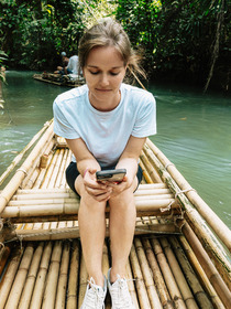 Helpful Tips for UK Travellers to Stay Connected Abroad